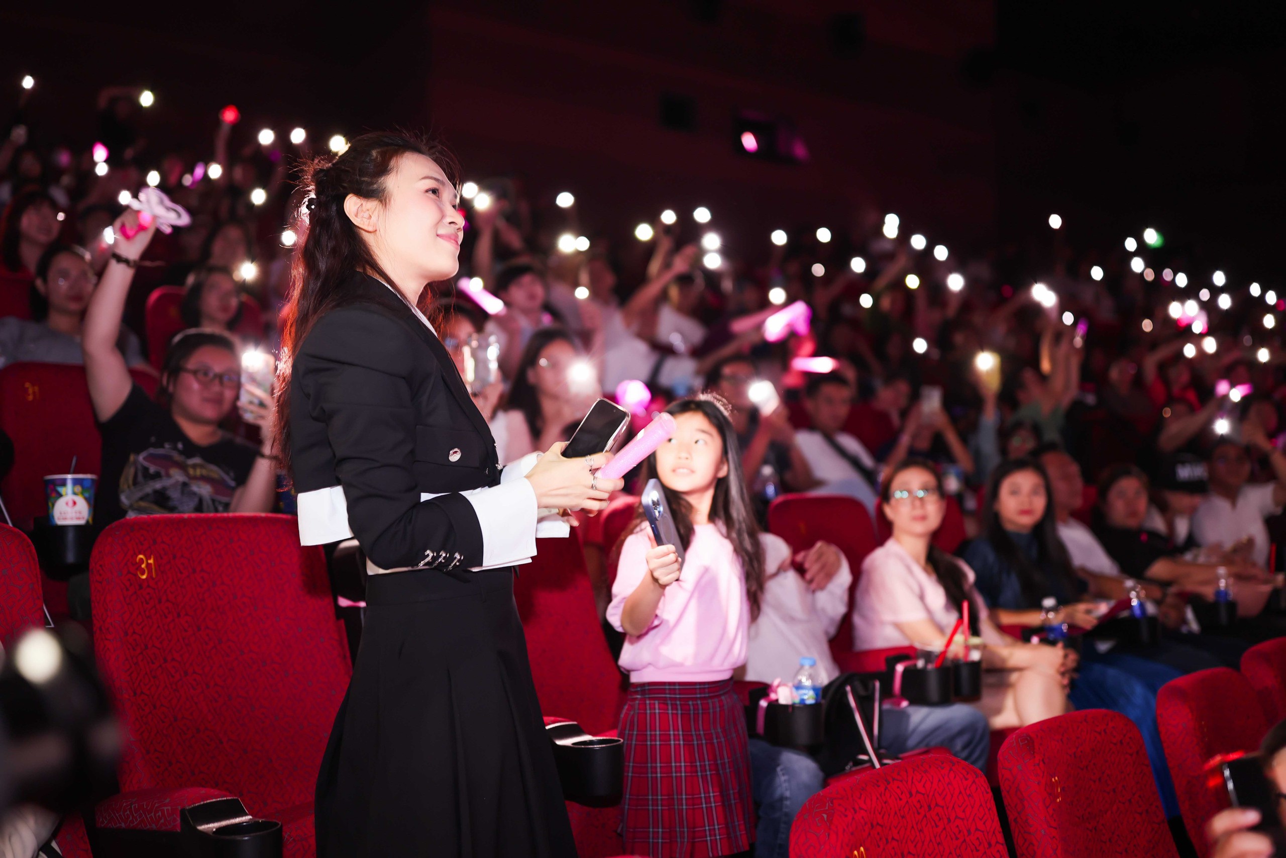 Mỹ Tâm 'bao rạp' mời khán giả cùng xem đĩa live show 'Tri âm'- Ảnh 10.