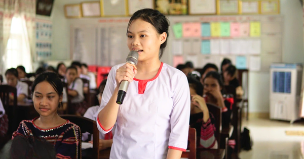 How are ethnic minority boarding students in Binh Dinh supported with food money?