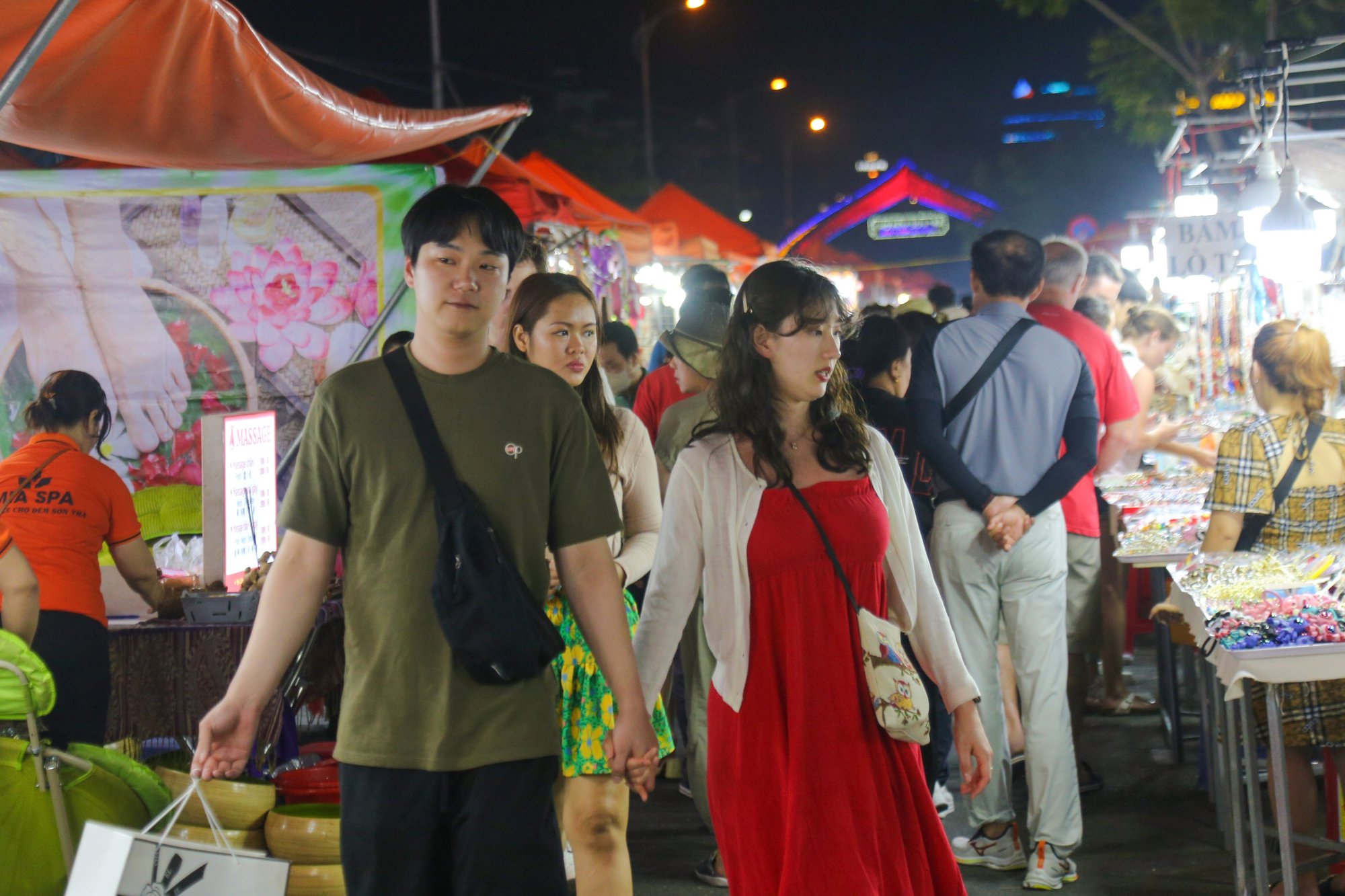 Chợ đêm Đà Nẵng, có cụm gian hàng lần đầu xuất hiện - Ảnh 1.