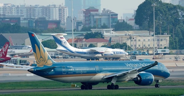 How are Vietnam Airlines' subsidiaries doing when the parent company is suffering huge losses?