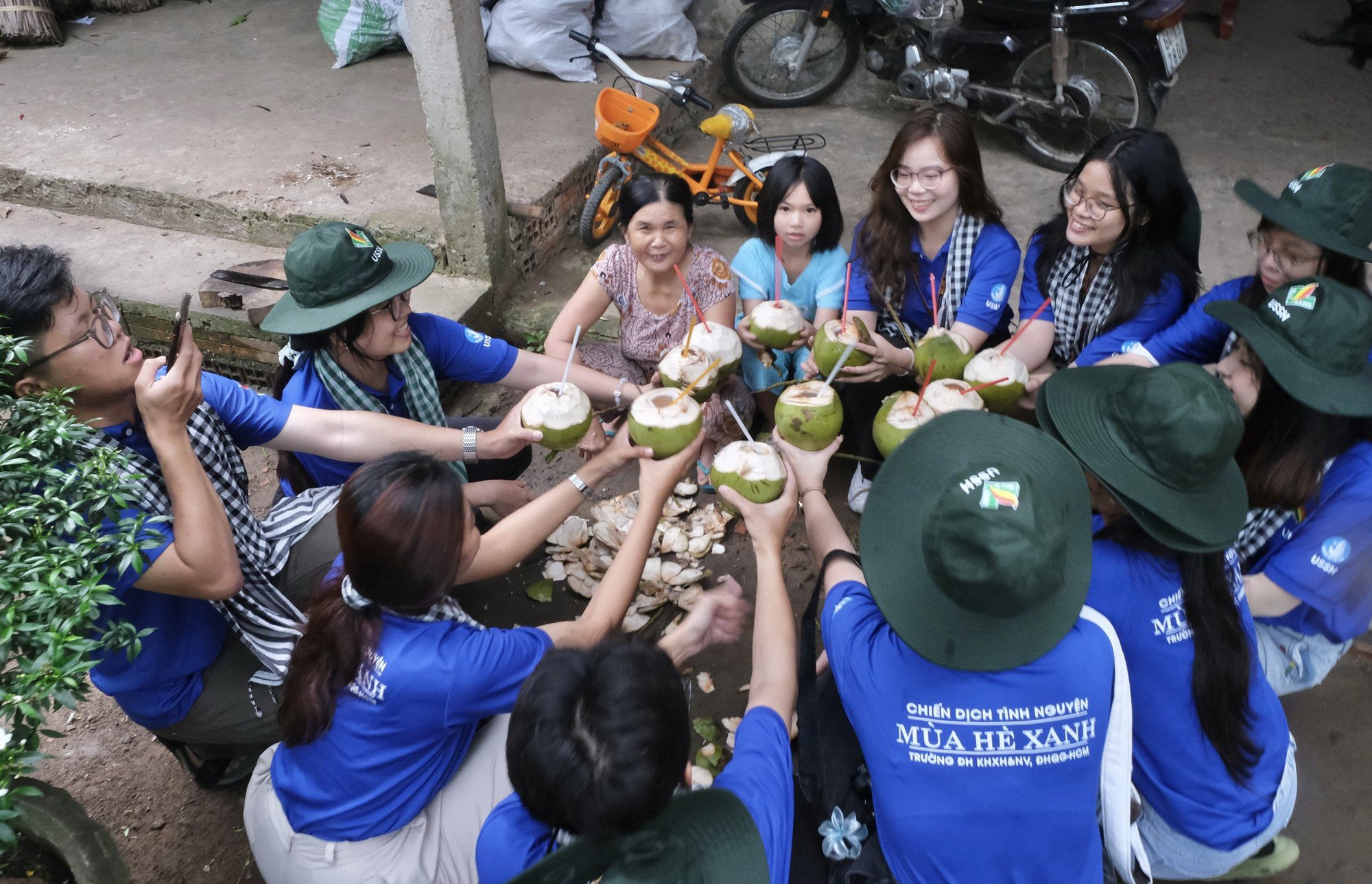 'Yêu thương tới bến' của sinh viên tình nguyện hè- Ảnh 1.