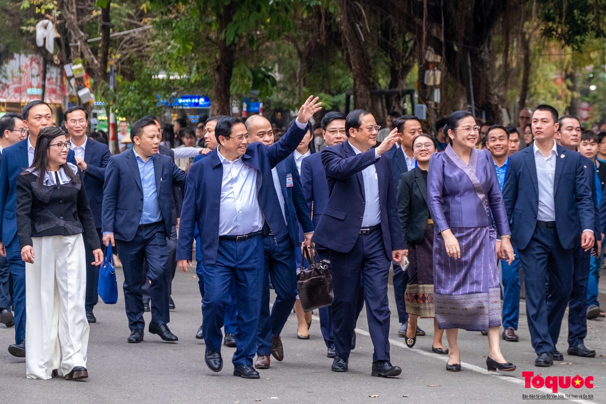 베트남과 라오스 출신 총리 부부가 호안끼엠 호수 주변을 산책하고 있다