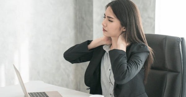 "Office headaches" attack office workers, doctors show how to prevent them