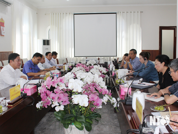 Le camarade Tran Quoc Nam, secrétaire adjoint du Comité provincial du Parti et président du Comité populaire provincial, a travaillé avec la délégation de la Banque mondiale.