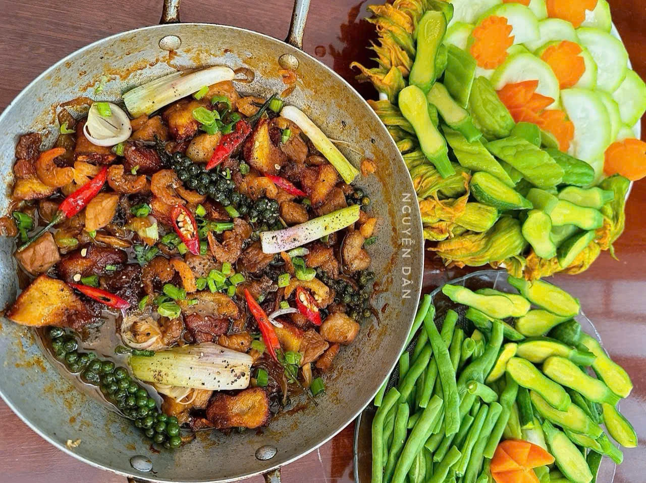 Hermosos platos con ricos sabores de la tierra natal de un chico vietnamita en una tierra extranjera.