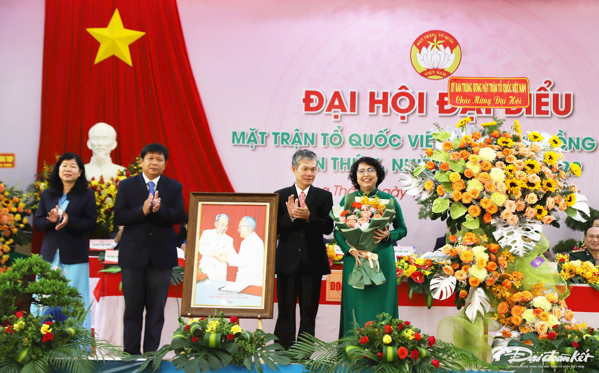 Vice President To Thi Bich Chau presented a photo of Uncle Ho and Uncle Ton to the Vietnam Fatherland Front Committee of Dong Thap province.