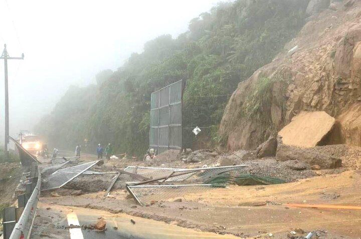 ダナンのハイヴァン峠での土砂崩れの現場。