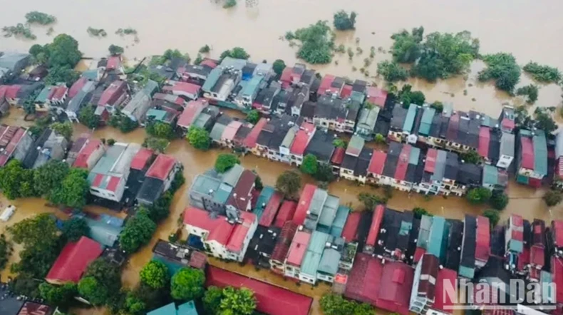 Die Überschwemmungen des Thao-Flusses überschreiten das historische Niveau, steigende Wasserstände des Roten Flusses wirken sich auf einige Gebiete in Hanoi aus, Foto 5