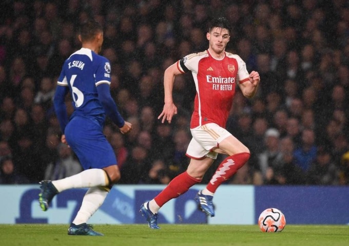 Thiago Silva (links) jagt Declan Rice, als dieser den Ball beim 2:2-Unentschieden von Chelsea gegen Arsenal in der 9. Runde der Premier League am 21. Oktober im Londoner Stamford Bridge-Stadion erhält. Foto: arsenal.com