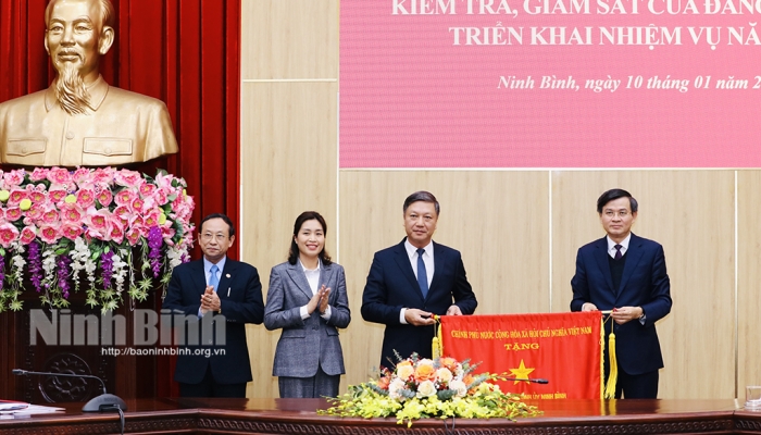 El Comité de Inspección del Comité Provincial del Partido de Ninh Binh recibió la Bandera de Emulación del Gobierno