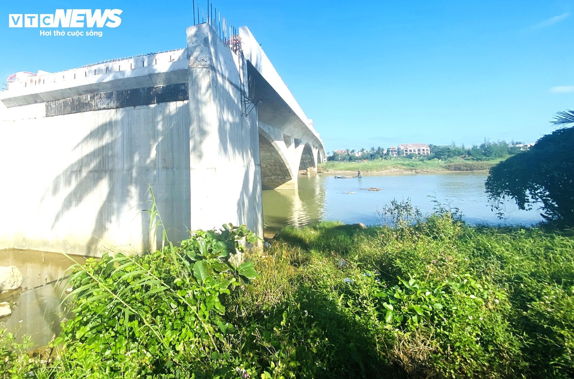 2 households' land issues, 337 billion VND bridge in Quang Nam 'froze' - 1