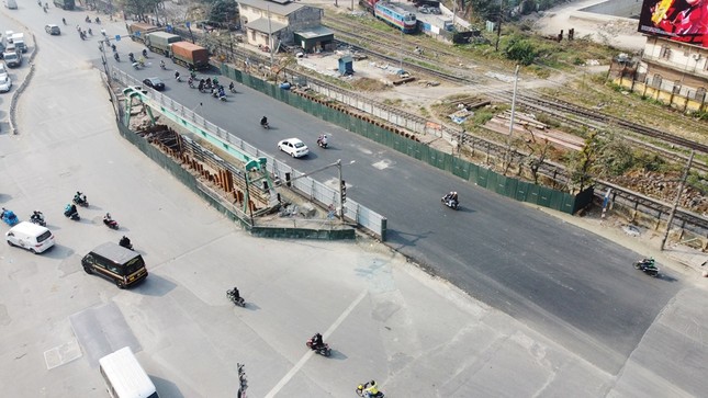 Construction fences removed at Giai Phong - Kim Dong intersection, how will traffic flow be divided? photo 1