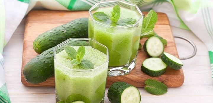 Beba jugo de pepino antes de acostarse para ayudar a perder peso rápidamente.