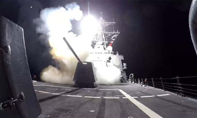 A US warship launches missiles at Houthi positions in Yemen on February 3. Photo: CENTCOM