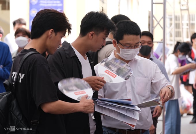 Students chat with employers at the Hanoi University of Industry job fair on June 4, 2022. Photo: Duong Tam