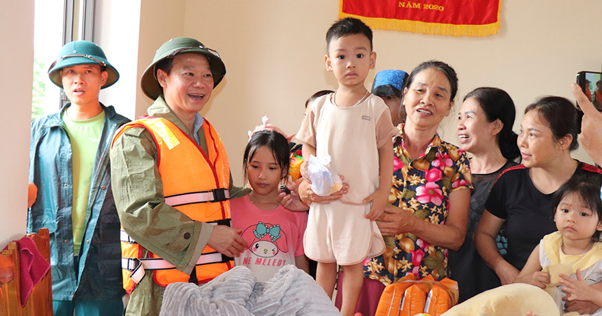 Le ministre des Ressources naturelles et de l'Environnement, Do Duc Duy, dirige les travaux visant à surmonter les conséquences de l'inondation au centre de Co Phuc (Tran Yen).