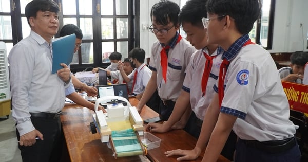 Estudiantes compiten en control de drones