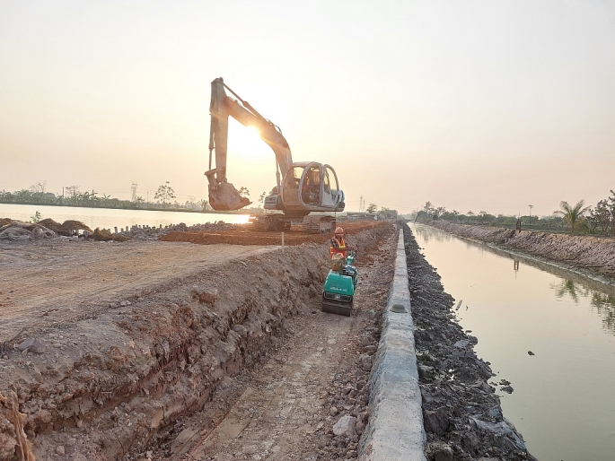 Các công nhân đang tích cực thi công đảm bảo đúng tiến độ công trình.