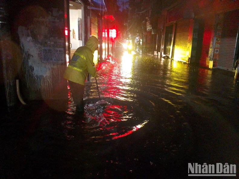 Die Überschwemmungen des Thao-Flusses überschreiten das historische Niveau, steigende Wasserstände des Roten Flusses wirken sich auf einige Gebiete in Hanoi aus, Foto 51