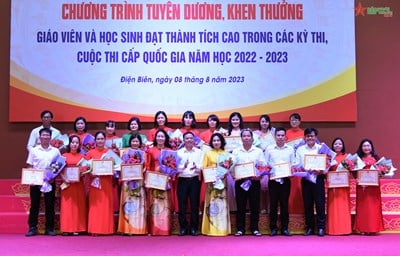 Dien Bien: Honoring teachers and students with high achievements in competitions