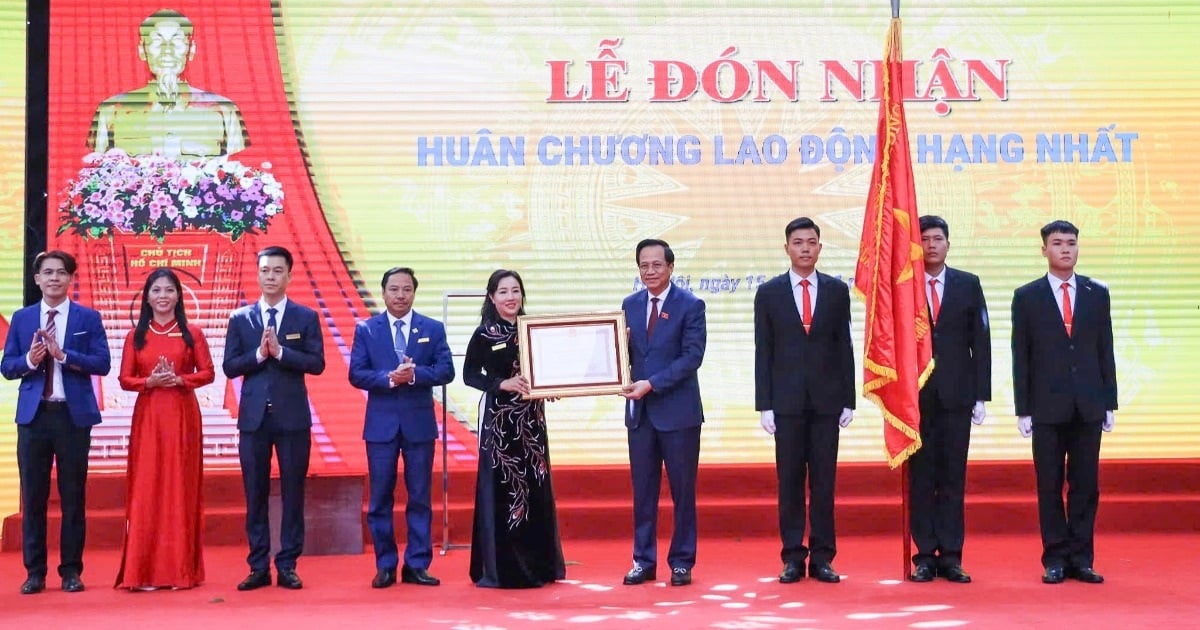 L'école professionnelle industrielle de Hanoi a reçu la médaille du travail de première classe