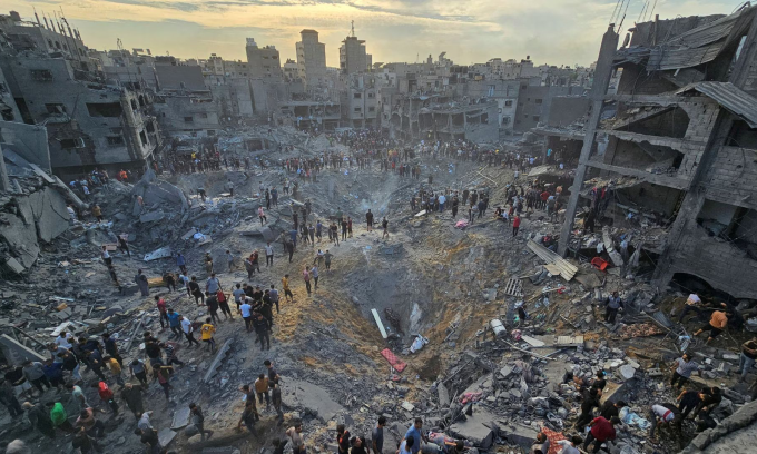 Cảnh đổ nát tại trại tị nạn Jalabia tại phía bắc Dải Gaza sau trận không kích của Israel hôm 31/10. Ảnh: Reuters
