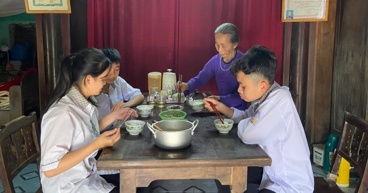 81-year-old woman, daughter of a martyr, has spent 32 years taking care of food and accommodation for students in the mountainous region.