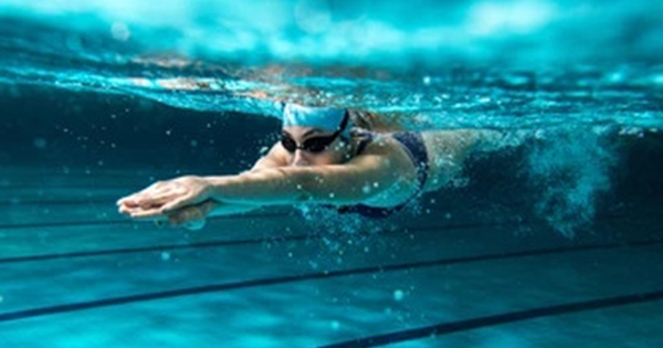 Entrenador muestra cómo hacer ejercicio para quemar calorías rápidamente