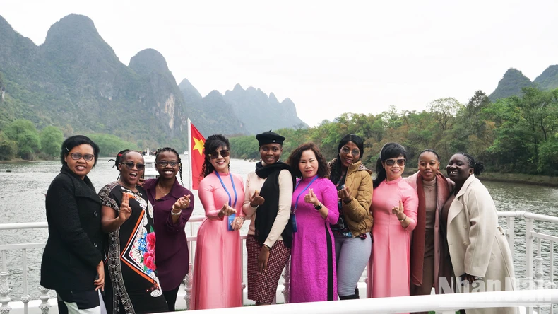 [Video] Experience boating on the Li River, China photo 6