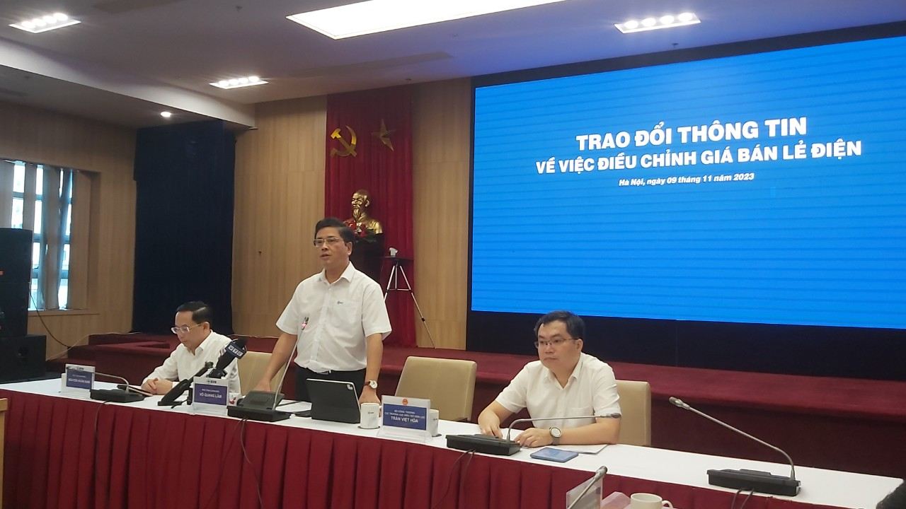 EVN leaders chaired a press conference to inform about the electricity price increase. Photo: N.Cuong