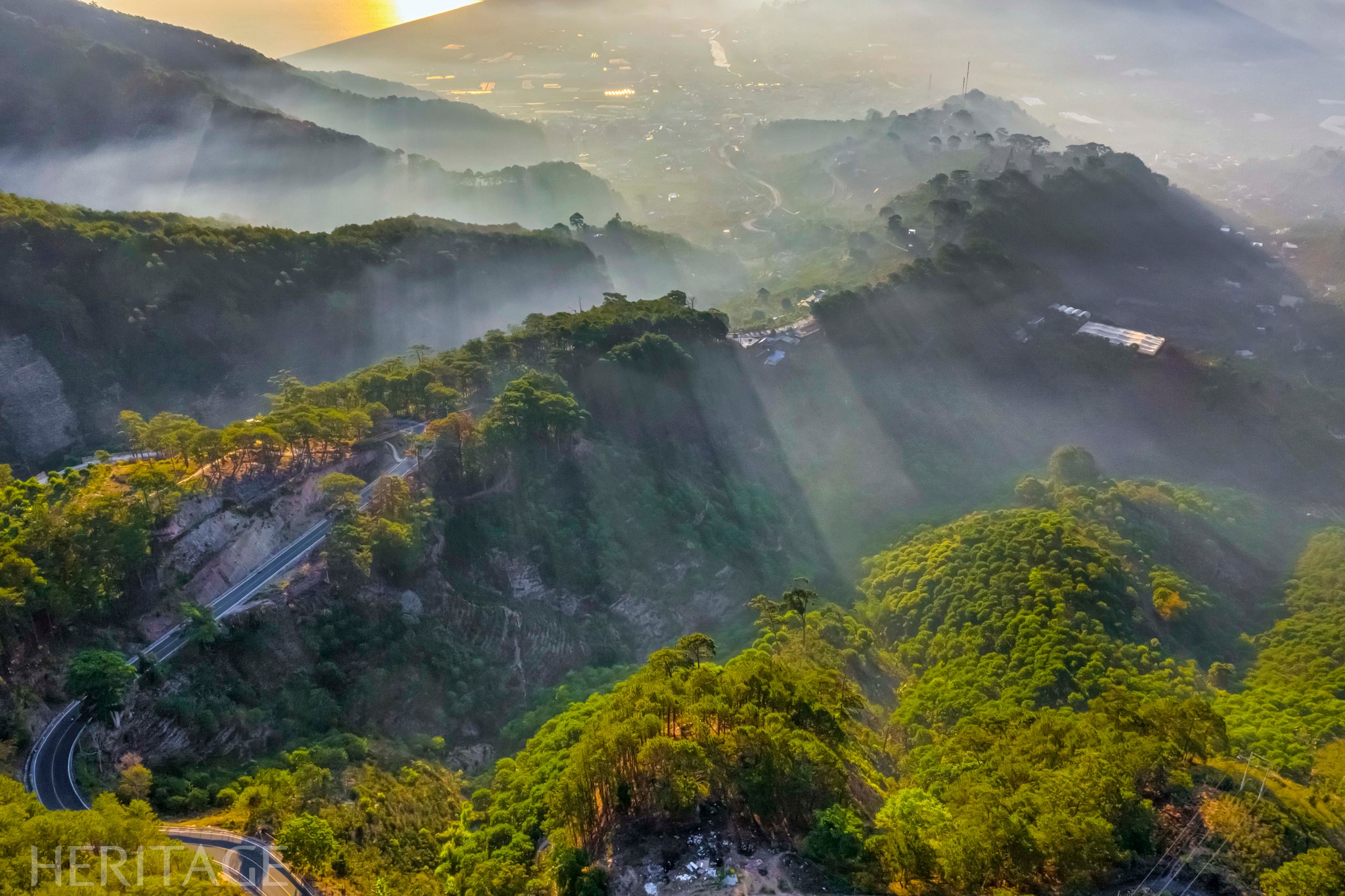 La montaña pasa a la ciudad de las miles de flores