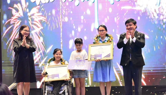 Tuoi Tre Newspaper awards the writing contest 'Vaccination'