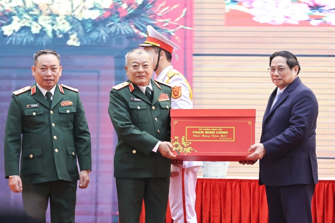 Le Premier ministre présente des cadeaux et souhaite une bonne année au Département général II du ministère de la Défense nationale. Photo : VGP