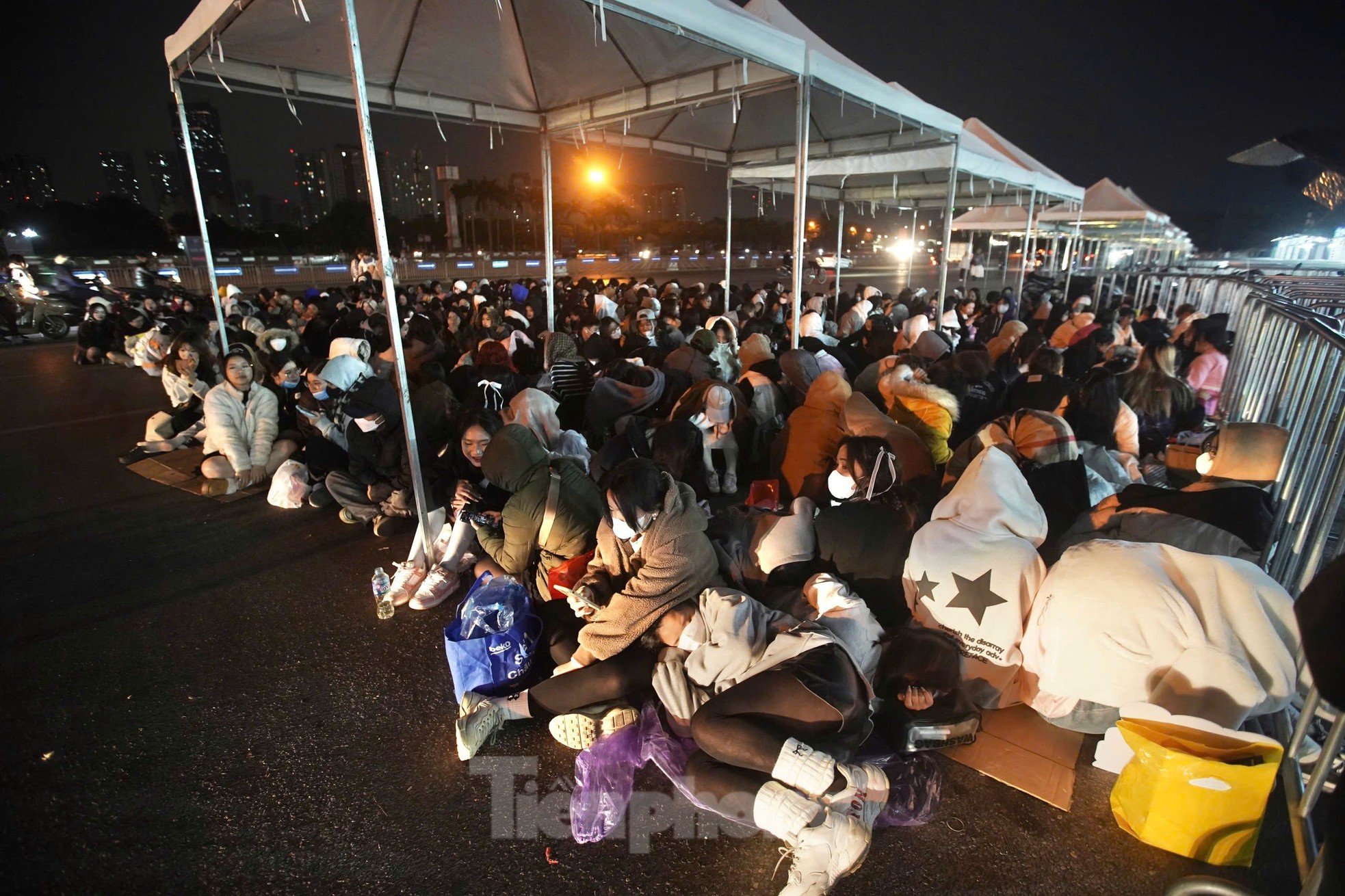 Largas filas de espectadores cubiertos con bufandas, sentados y durmiendo justo frente al Estadio My Dinh foto 6