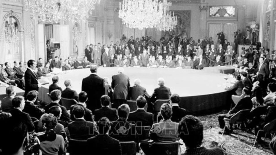 Ceremonia de firma del Acuerdo de París sobre el fin de la guerra y el restablecimiento de la paz en Vietnam, el 27 de enero de 1973, en el Centro Internacional de Conferencias de París (Francia). Foto: VNA