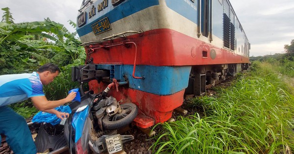 Băng qua đường sắt, 2 người đi xe máy bị tàu lửa tông tử vong