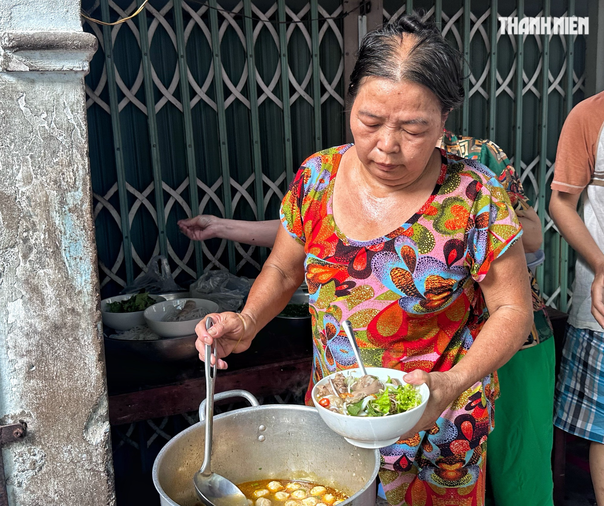 Quán bún bò 10.000 đồng/tô bán 'nhanh nhất TP.HCM': Chưa đầy 1 tiếng hết sạch - Ảnh 1.