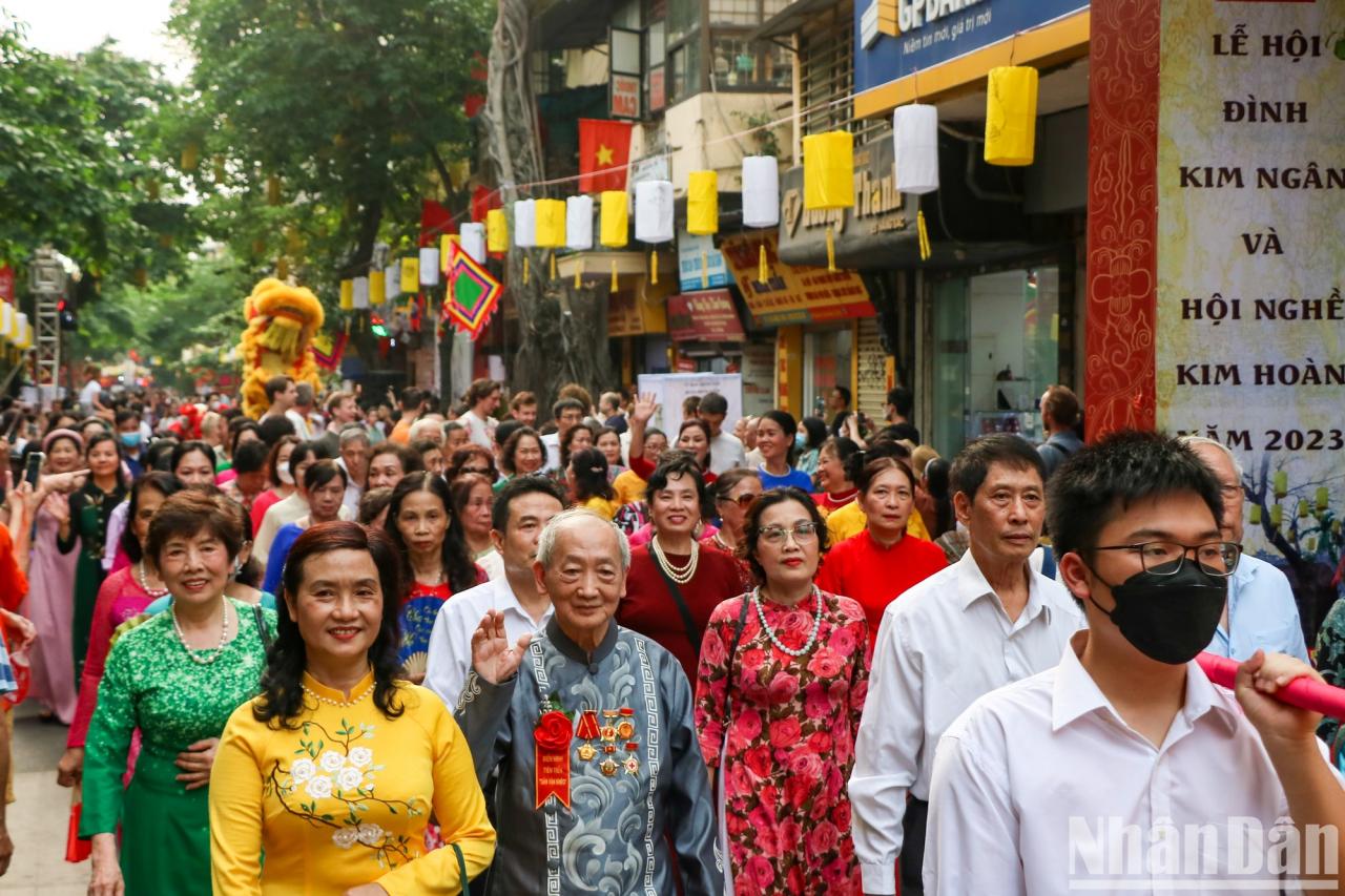 [Photo] Bustling traditional procession of Kim Ngan Communal House Festival photo 1