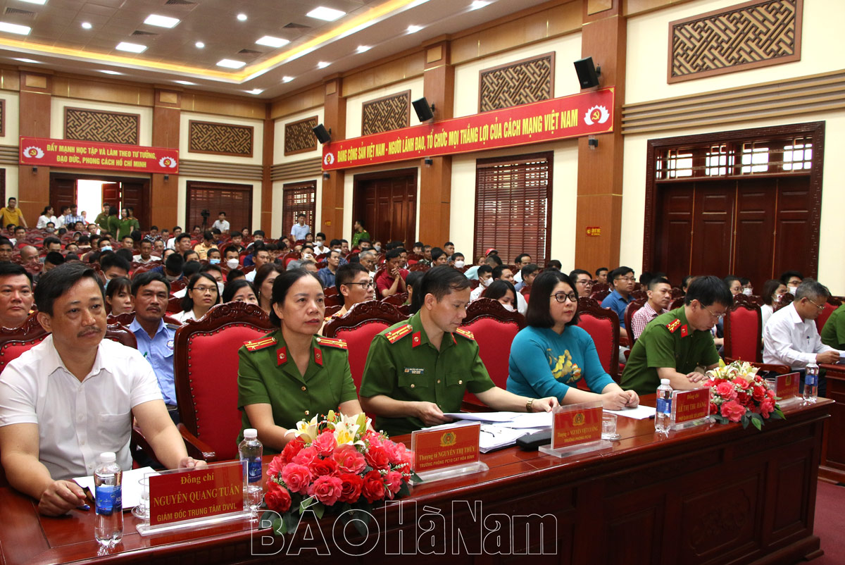 108 people who have completed their prison sentences returned to Kim Bang to reintegrate into the community and participated in the May job fair.