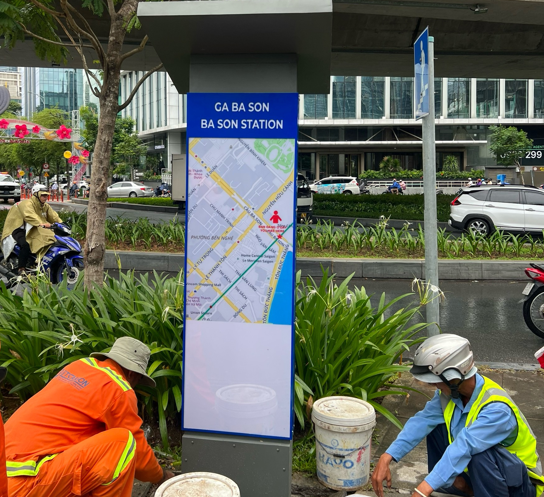 TP.HCM: Lắp đặt trụ đèn biển báo hướng dẫn hành khách nhà ga tuyến metro số 1- Ảnh 1.