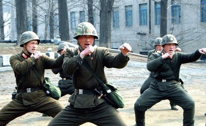北朝鮮の兵士が訓練する。写真：japantimes.co.jp