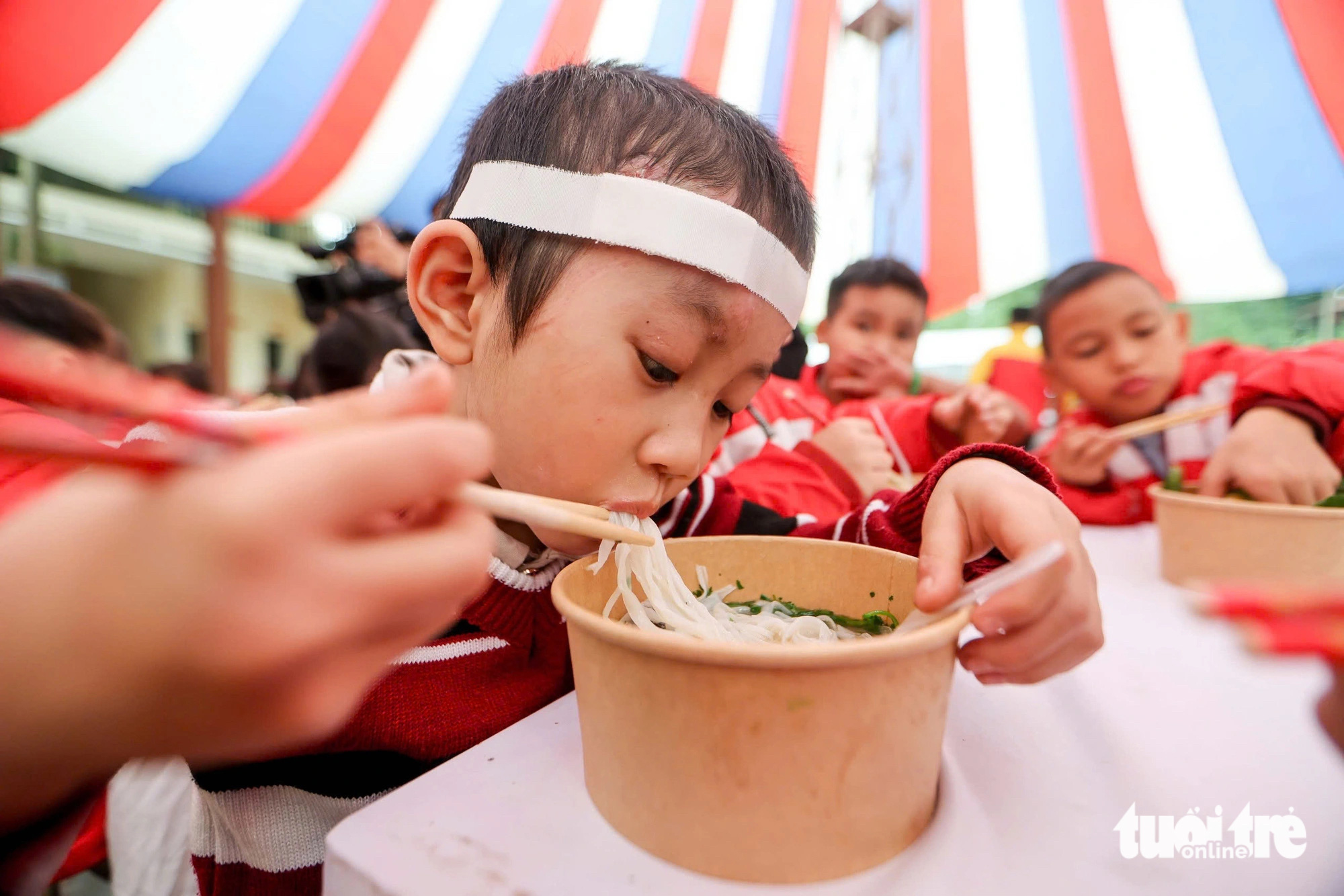 Ngày của phở 12-12: Cả trăm người ăn phở nóng ấm giữa mùa đông vùng cao - Ảnh 1.