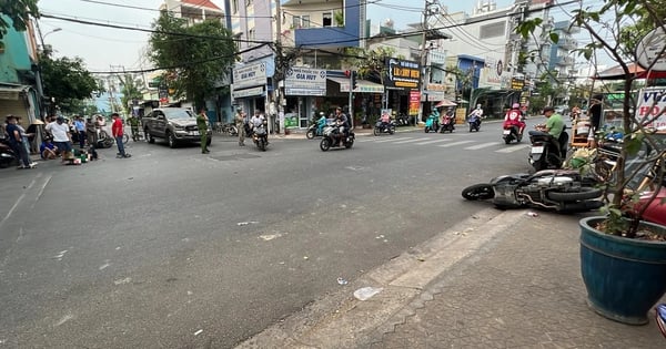 Une moto arrêtée à un feu rouge a été heurtée par une camionnette et projetée à des dizaines de mètres.