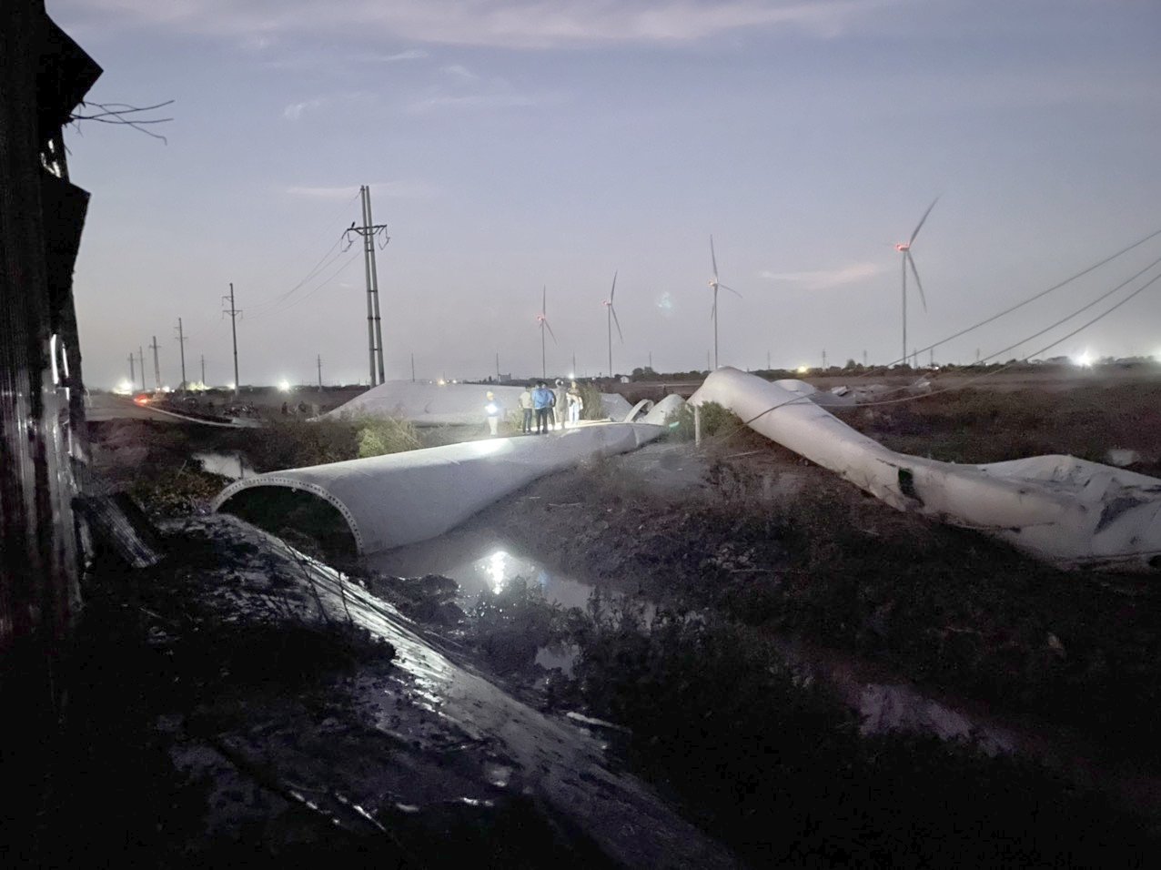 Hy hữu cánh quạt điện gió bị gãy, vỡ vụn thành nhiều mảnh- Ảnh 1.