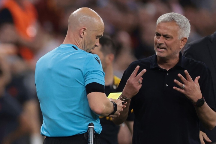 Mourinho bất mãn rút khỏi Hội đồng bóng đá UEFA sau án phạt nặng  - 1