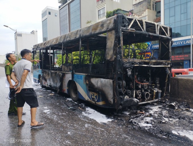 Chiếc xe buýt cháy trơ khung. Ảnh: Việt An