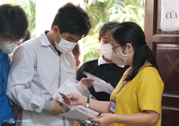 Kandidaten bei der Kompetenzbewertungsprüfung der Hanoi National University of Education 2023. Foto: Duong Tam