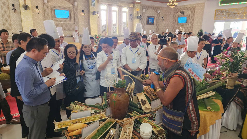 គណៈវិនិច្ឆ័យបានវិនិច្ឆ័យមេចុងភៅក្នុងស្រុក។