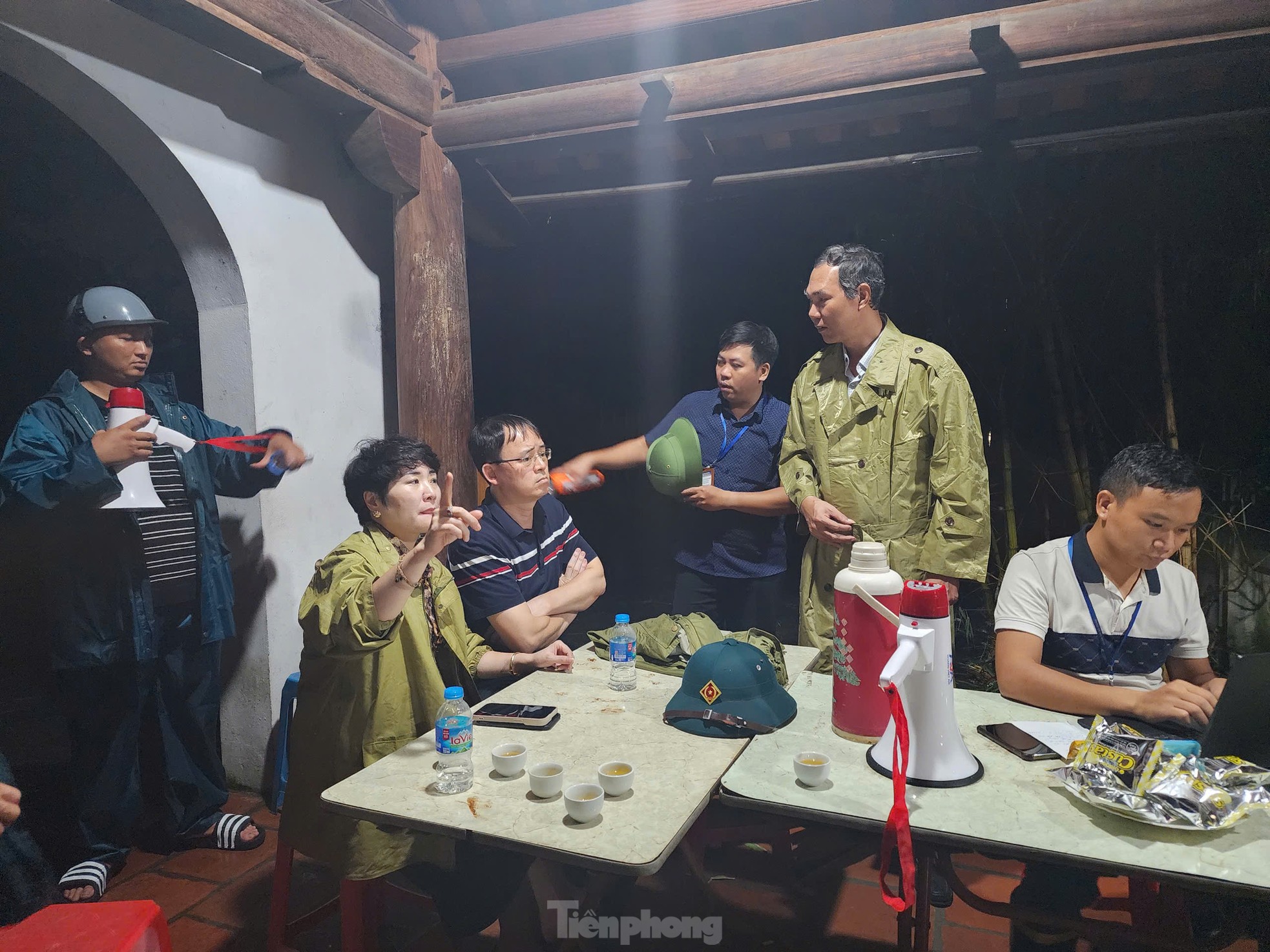 Hanoï : panne de courant, inondations profondes, des centaines de personnes évacuées de la digue photo 9