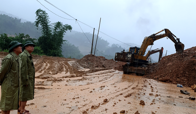 Die Behörden räumen einen Erdrutsch auf der Nationalstraße 15C durch den Bezirk Quan Hoa. Foto: Lam Son